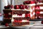 كيك-الشوكولاتة-بالكرز-والكريمة.jpg كيك-الشوكولاتة-بالكرز-والكريمة.jpg