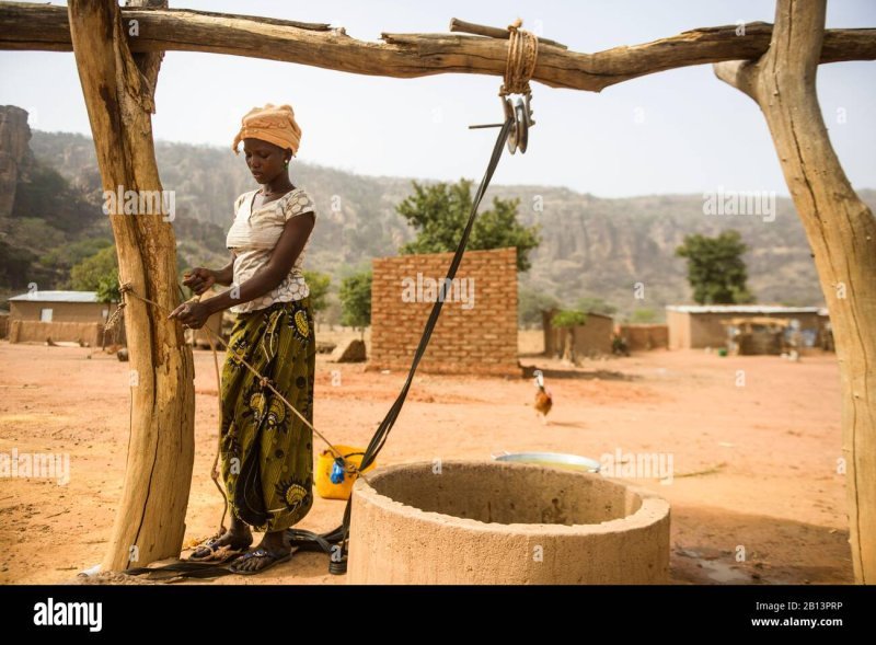 village-life-in-rural-mali-2B13PRP.jpg