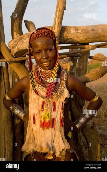 jeune-femme-de-la-tribu-karo-dans-ses-oreilles-colliers-de-perles-et-la-coiffure-traditionnell...jpg