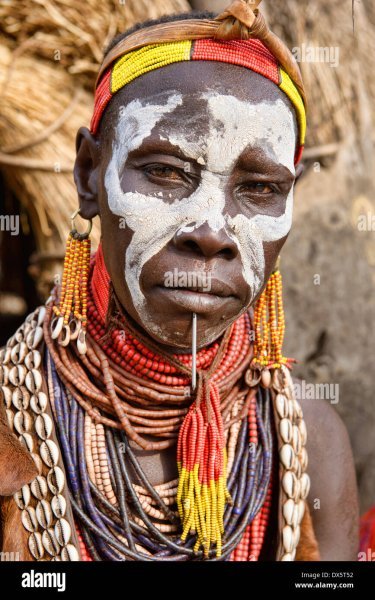 karo-woman-with-face-paint-in-kolcho-on-the-omo-river-ethiopia-DX5T52.jpg