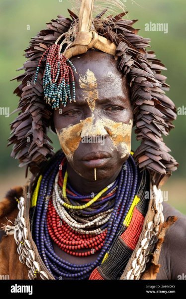 la-tribu-karo-vallee-de-l-omo-karo-homme-avec-visage-peint-et-decore-avec-colliers-ethiopie-af...jpg