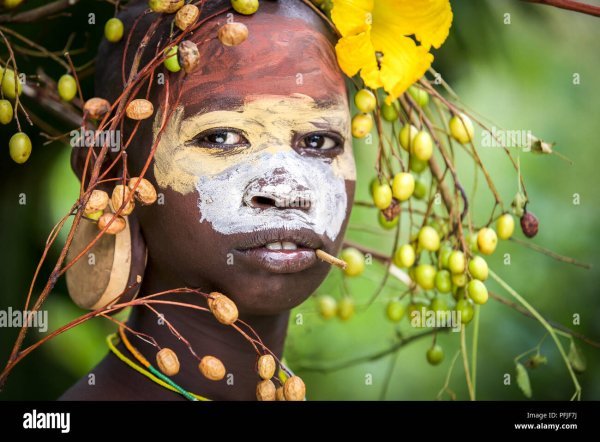 jeune-femme-de-la-tribu-suri-en-ethiopie-pfjf7j.jpg
