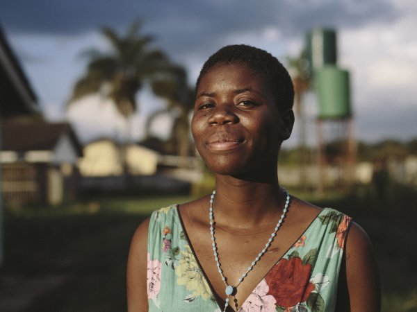 Zimbabwe_Musasa_Portrait-of-woman_Anna-Hugosson.jpg