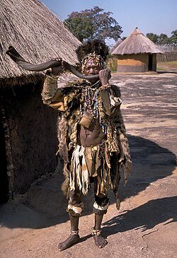 Shona_witch_doctor_(Zimbabwe).jpg