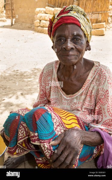 old-woman-nixo-village-near-sokone-senegal-serer-ethnic-group-DGEGEY.jpg