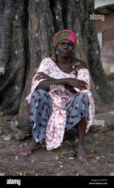 senegal-west-africa-people-portrait-of-woman-seated-at-base-of-tree-B95TPY.jpg