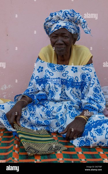 senegal-saint-louis-old-senegalese-woman-with-fan-sitting-on-her-front-DG7TBP.jpg