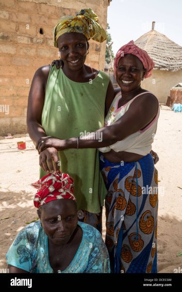 senegalese-women-nixo-village-near-sokone-senegal-serer-ethnic-group-DCECGM.jpg